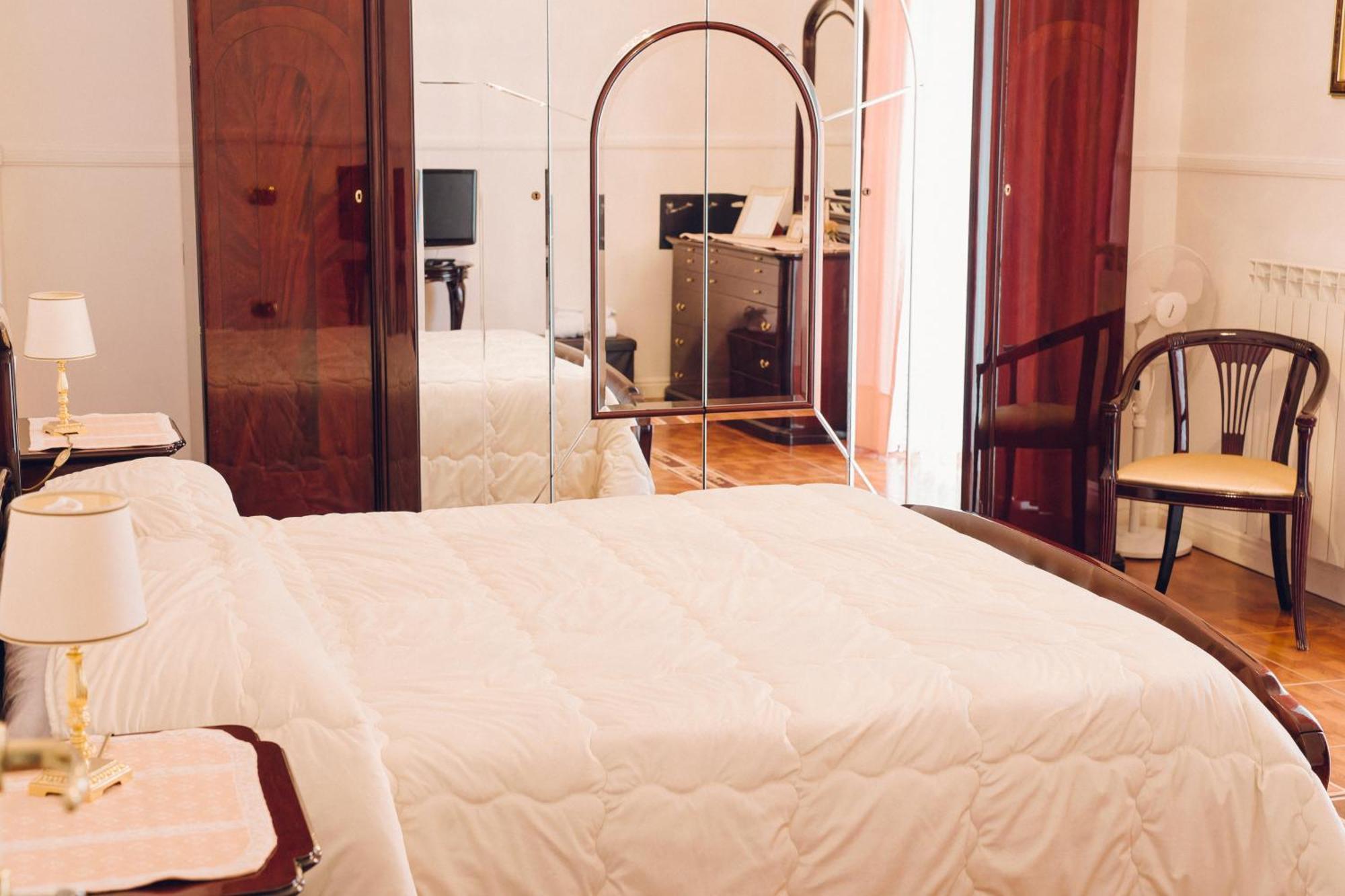 La Famiglia Hotel Pollena Trocchia ภายนอก รูปภาพ
